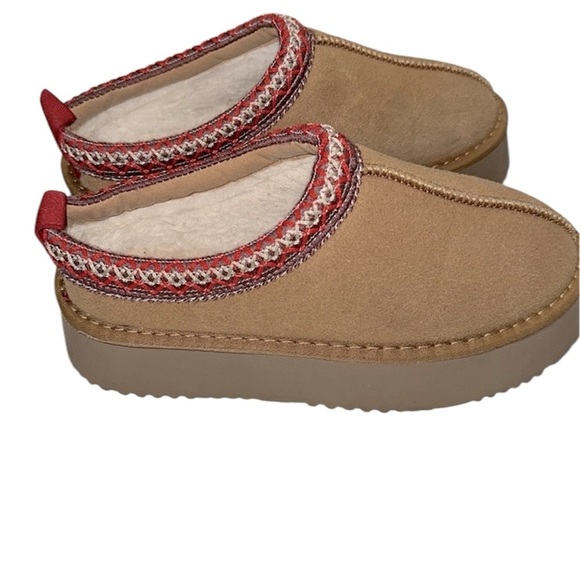 Cozy Tan Slip-On Shoes with Red Trim size 37/6.5-7 - Picture 3 of 10